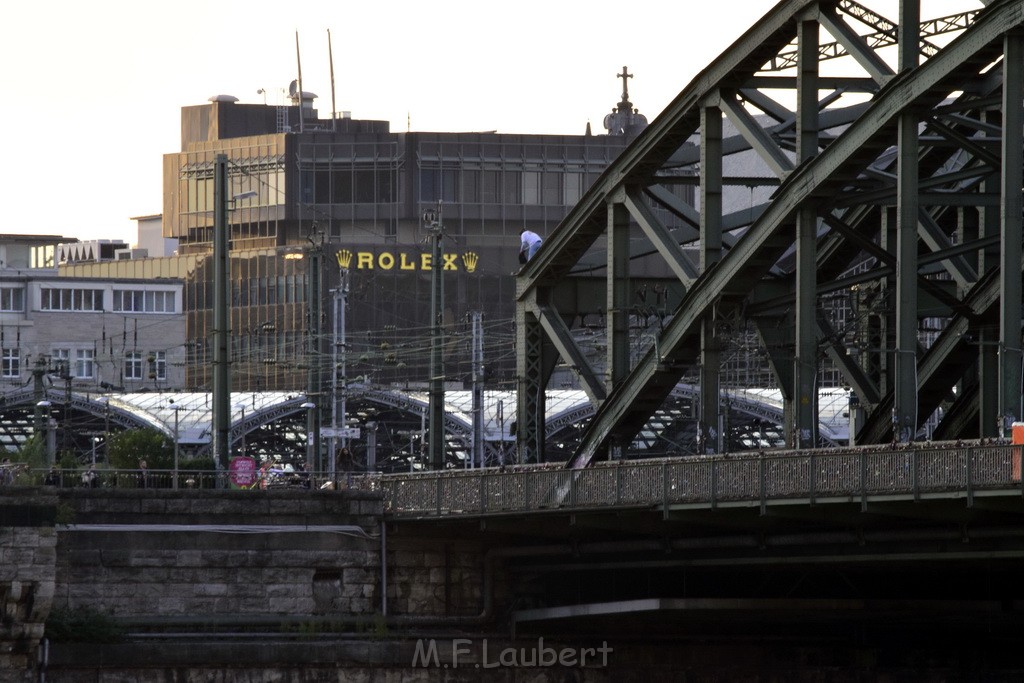 PSpringt kein Suizid Brueckenspringer Koeln Hohenzollernbruecke P206.JPG - Miklos Laubert